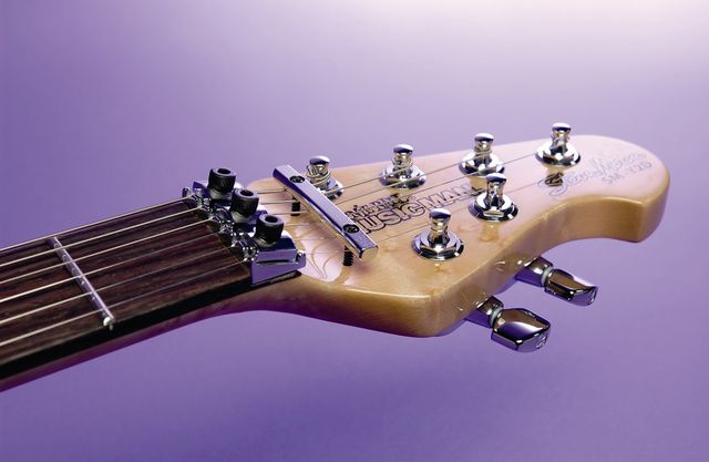 Music Man Steve Morse Y2d The Y2d is equipped with a locking trem and nut
